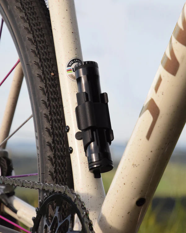 DAYSAVER pump frame mount met de 40HV gemonteerd op fietsframe