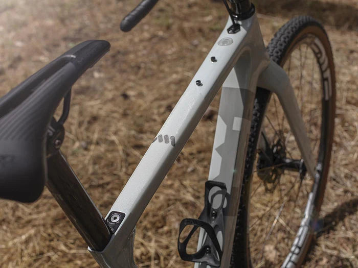 AMS Road & Gravel Frame Guard  op de bovenbuis geplakt