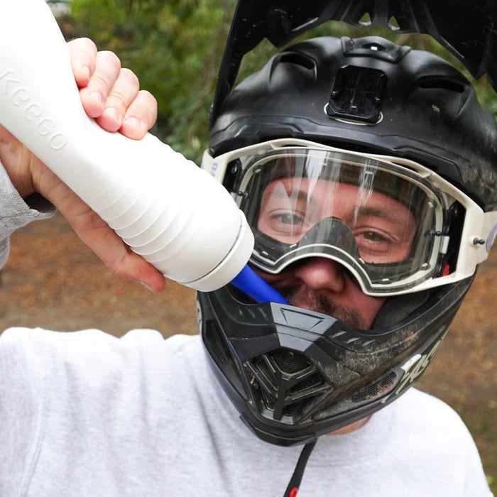 KEEGO Hockeymondstuk hier in gebruik drinken met helm op