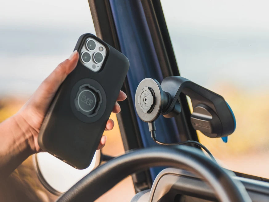 Quad Lock Wireless Charging Head - geplaatst op de zuignap