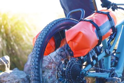 AEROE Heavy Duty Dry Bag 8L oranje waterdichte bikepacking drybag- op de spider cradle achterop de fiets