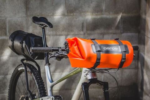 AEROE Heavy Duty Dry Bag 8L oranje waterdichte bikepacking drybag- gemonteerd op de handlebar cradle