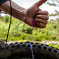 Muc-Off Precision Tubeless Repair Capsule - hier het groter maken van het gat met de tool