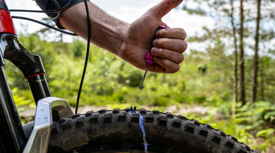 Muc-Off Precision Tubeless Repair Capsule - hier het groter maken van het gat met de tool