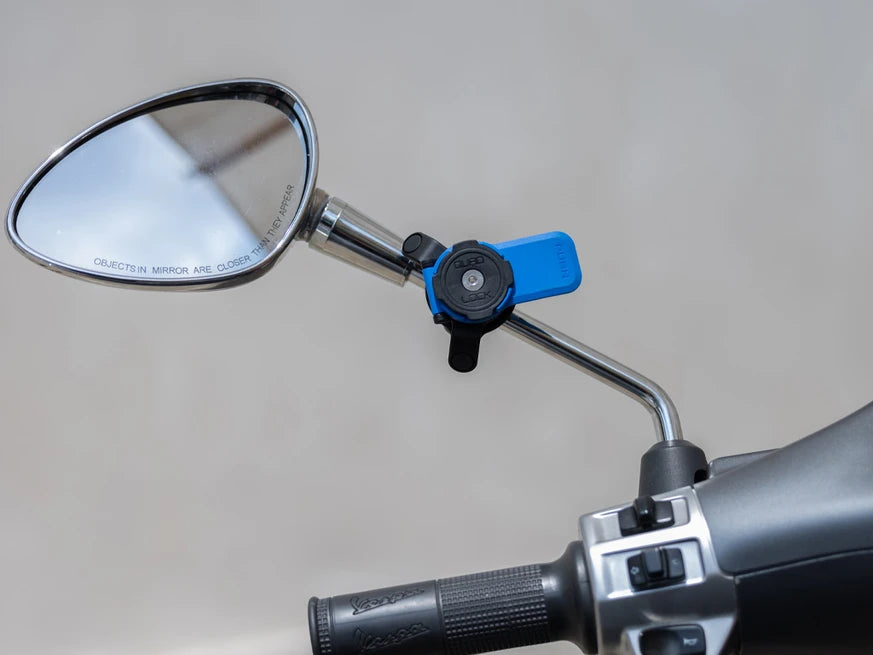 QUAD LOCK scooter/motorcycle mirror mount geplaatst op een scooter spiegel