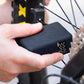 MUC-OFF AirMach Electric Inflator Pro Max - gebruik op een mtb band
