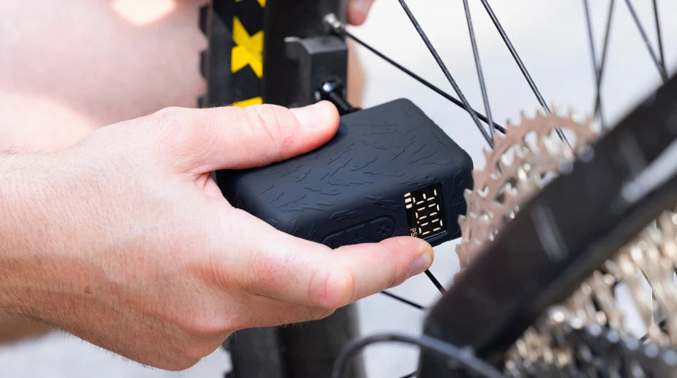 MUC-OFF AirMach Electric Inflator Pro Max - gebruik op een mtb band