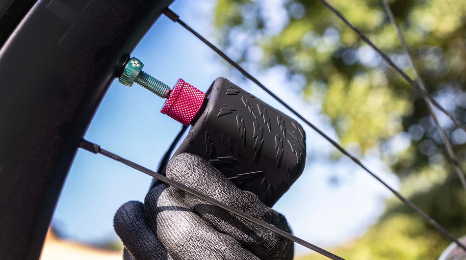 MUC-OFF ELEKTRISCHE MINI POMP IN  GEBRUIK