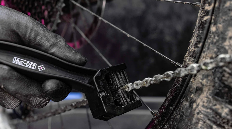 MUC-OFF CHAIN BRUSH FIETS IN GEBRUIK