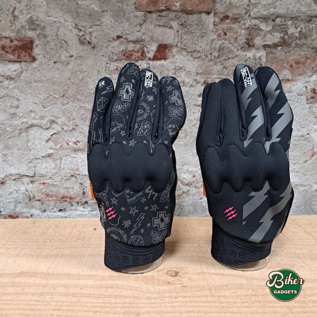 MUC-OFF D3O® Rider Gloves in de showroom