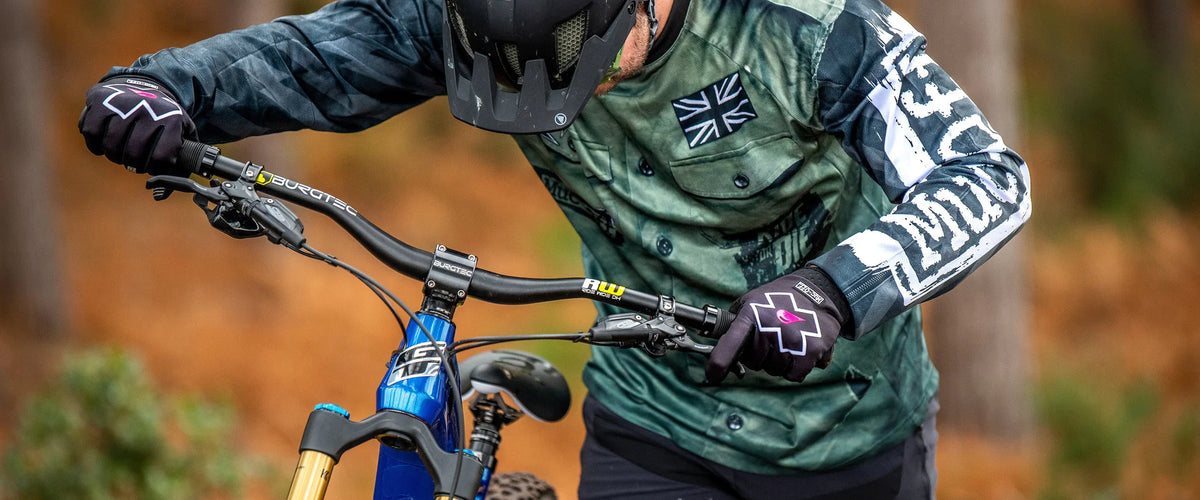 MUC-OFF Rider Gloves  - Premium MTB handschoenen met Clarino palm op de mtb