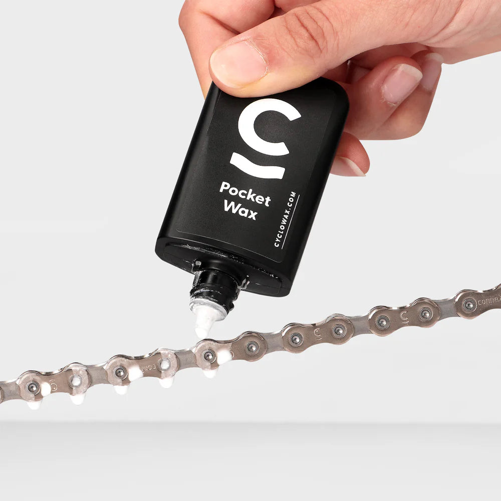 CYCLOWAX Pocket Wax Core - druppelen op een fietsketting