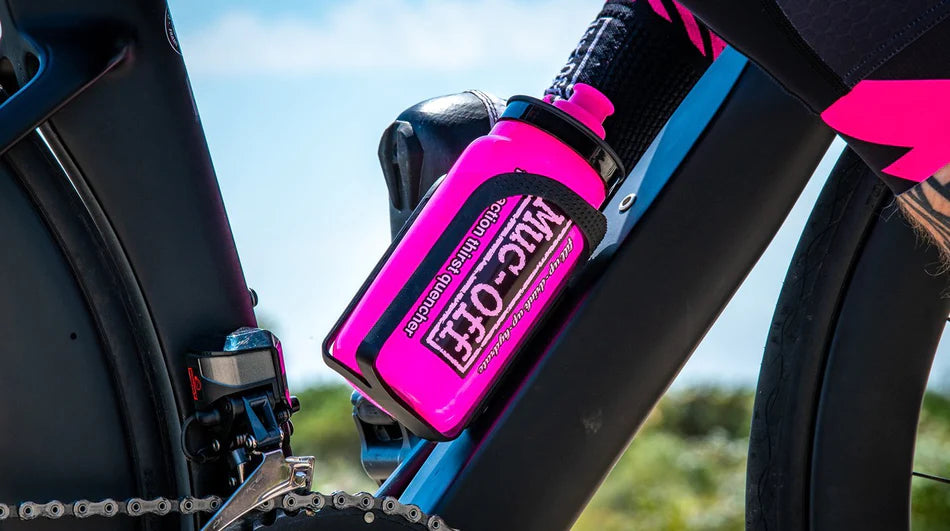 MUC-OFF Fly Bidon 550ml - gemonteerd in een bidonhouder