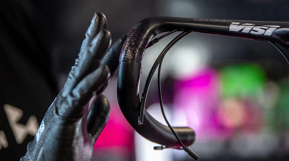 MUC-OFF CARBON GRIPPER op het stuur