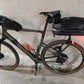 AEROE Quick Mount Pod 11L zwarte hard-shell bikepacking pod - foto van een klant met de pod op spider rack