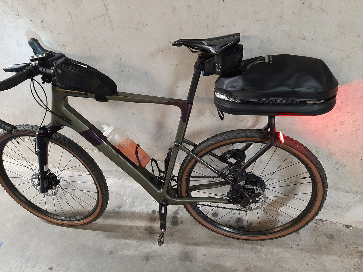 AEROE Quick Mount Pod 11L zwarte hard-shell bikepacking pod - foto van een klant met de pod op spider rack