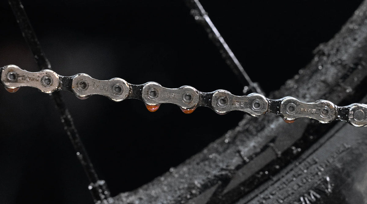 MUC-OFF CHAIN WAX CLEANER gespoten op de fiets ketting