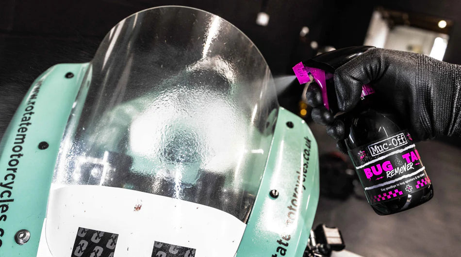 Muc-Off Bug & Tar Remover - hier de 250ml in gebruik op een motor ruit