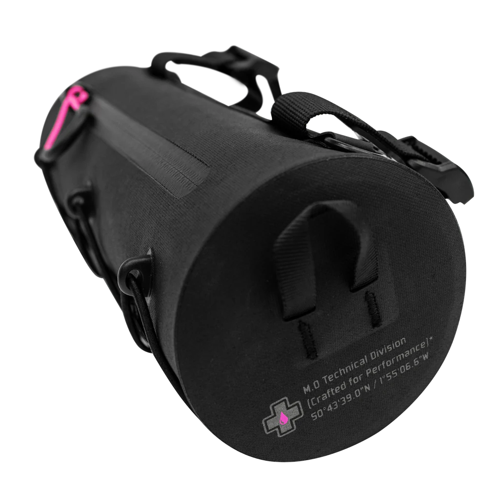 Muc-Off Explorer Bar Bag met bungee-koorden en MOLLE-bevestigingslussen –zijkant