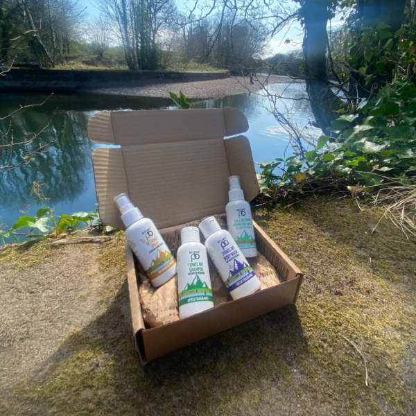 Pits & Bits Travel Wash Kit - in de natuur uitgestald