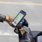 QUAD LOCK brake reservoir mount op de motor met navigatie op de telefoon
