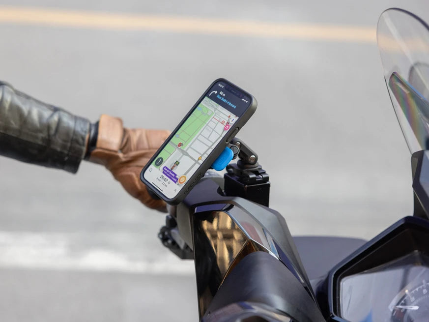 QUAD LOCK brake reservoir mount op de motor met navigatie op de telefoon
