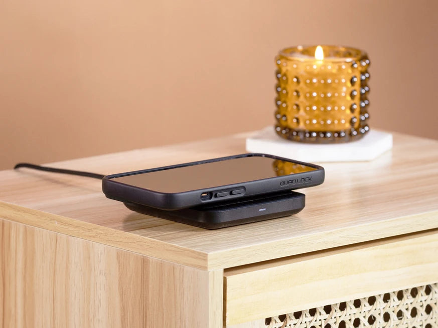 Quad Lock Wireless Charging Pad - met een Quad Lock case geplaatst