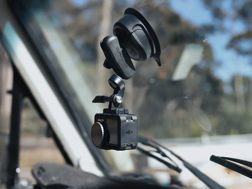 Quad Lock 360 Suction Base - op een voorruit geplakt met een dash cam