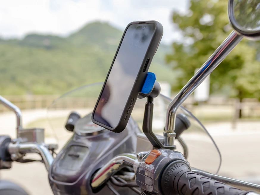 QUAD LOCK mirror stem mount - gemionteerd met de telefoon geplaatst