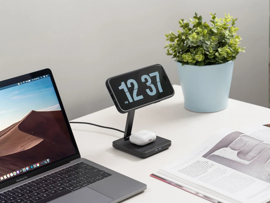 Quad Lock MAG Dual Desktop Wireless Charger - makkelijk te kezen vanaf de stand