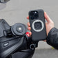 QUAD LOCK brake reservoir mount gemonteerd op de motor met een wireless charger