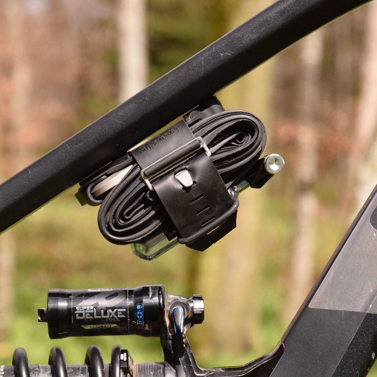 DAYSAVER cradle frame mount met co2 bandenpomp en een binnenband