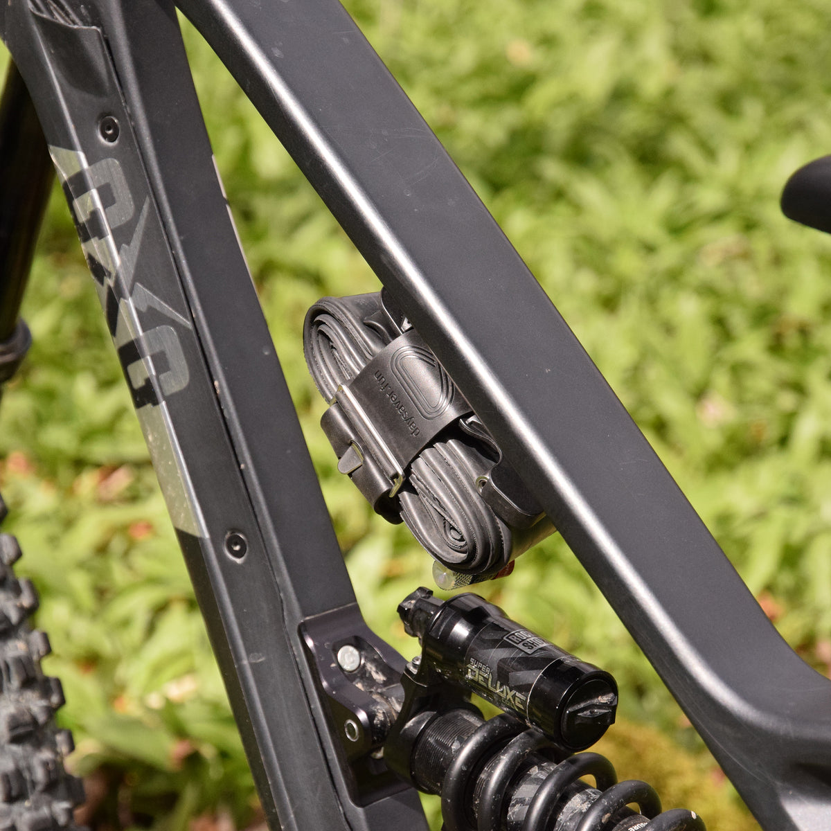 DAYSAVER cradle frame mount met een binnenband gemonteerd op een fietsframe
