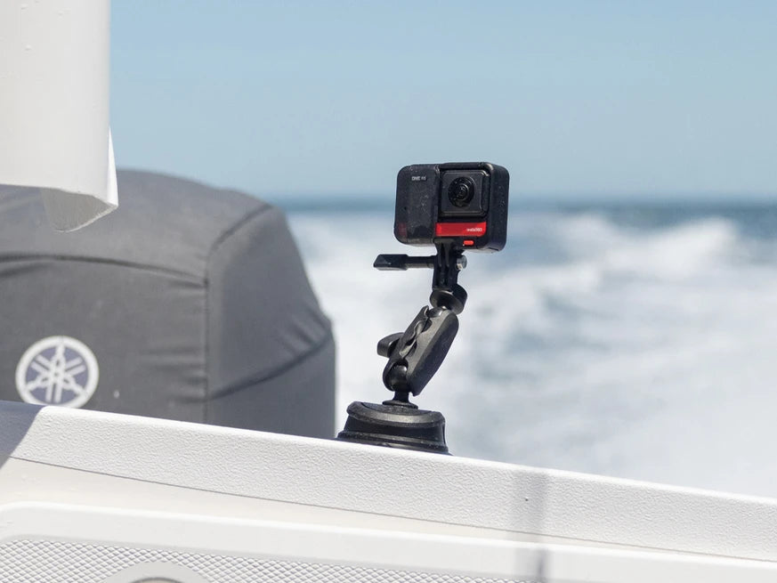 Quad Lock 360 Suction Base - op een boot geplakt met een dash cam