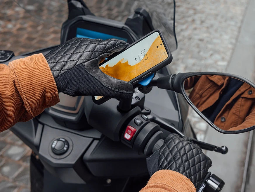 QUAD LOCK scooter/motorcycle mirror mount je klikt je telefoon er zo op