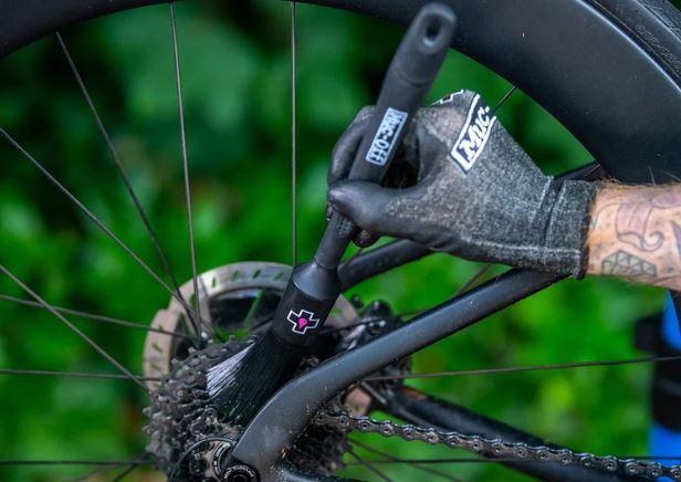 Muc-Off Drivetrain Detailer Brush - in gebruik op fiets tandwielen
