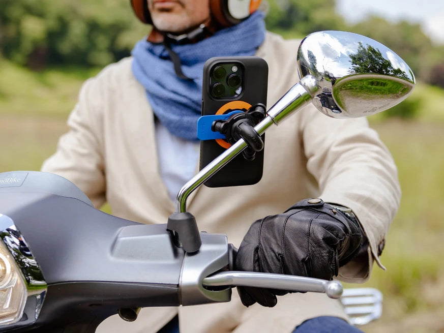 QUAD LOCK scooter/motorcycle mirror mount- op een scooter spiegel links