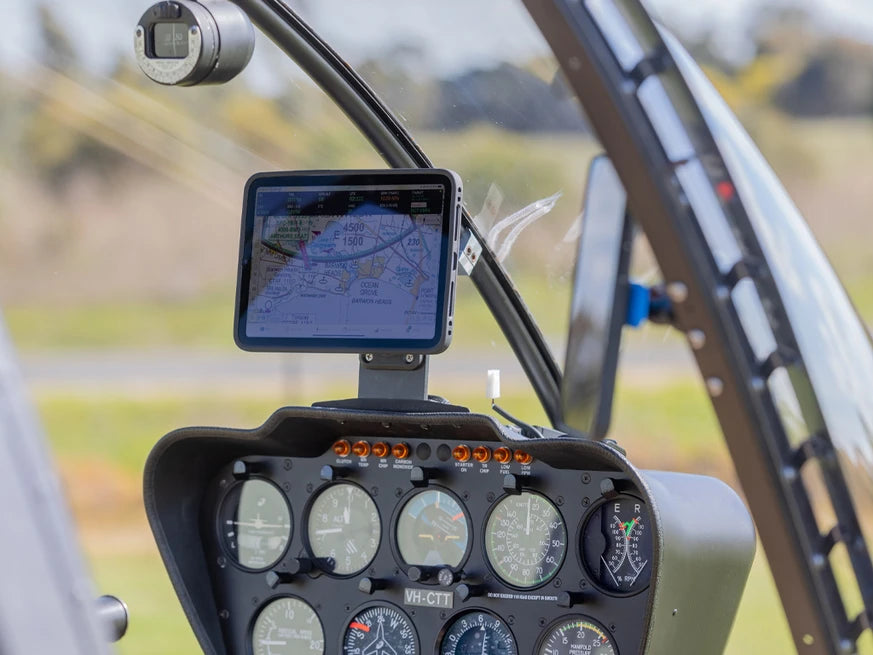 Quad Lock MAG Case iPad mini gen 6 – gemonteerd in een vliegtuig cockpit