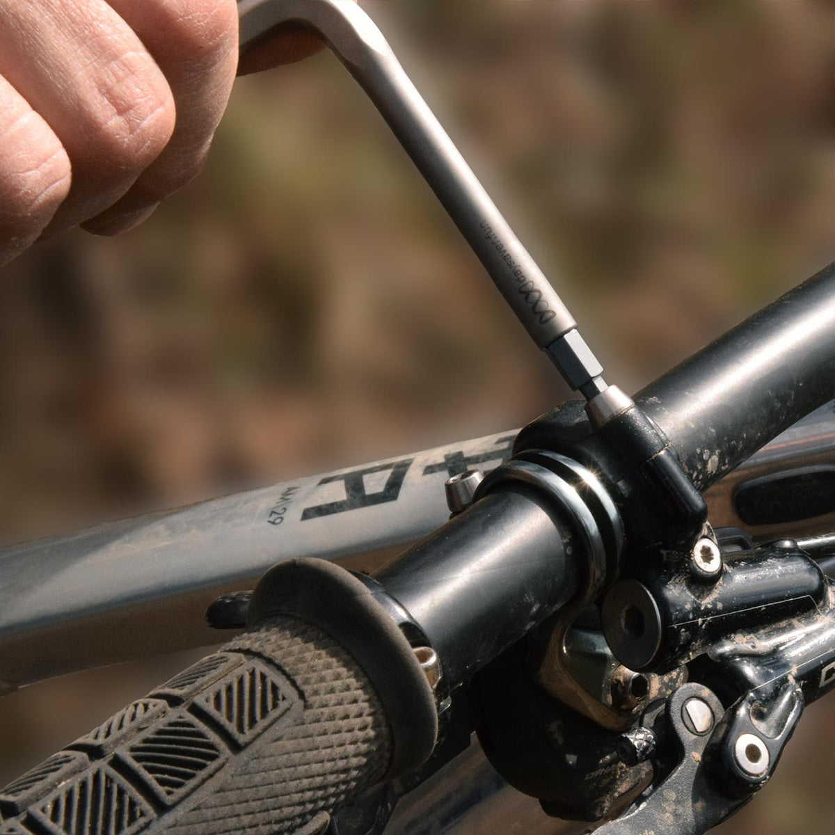 DAYSAVER Essential8 fiets multitool – hier zie je de remmen aandraaien