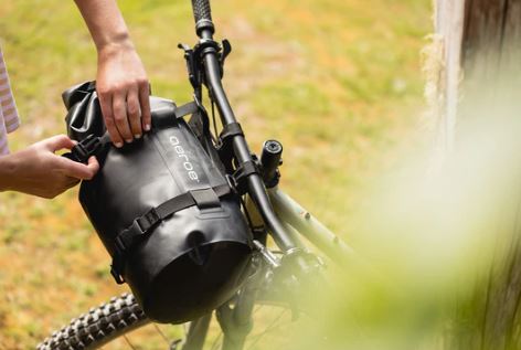 AEROE Heavy Duty Dry Bag 12L zwart waterdichte bikepacking drybag - op de stuur cradle