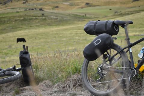 AEROE Heavy Duty Dry Bag 12L zwart waterdichte bikepacking drybag - aan de bovenkant van de aero spider rack