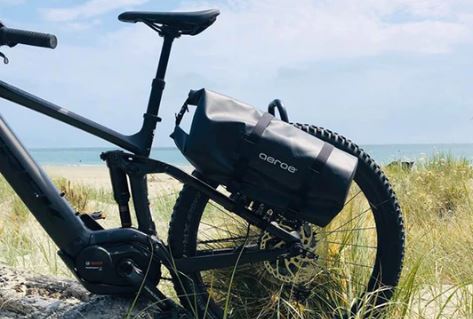 AEROE Heavy Duty Dry Bag 12L zwart waterdichte bikepacking drybag - op een cradle van de spider rack