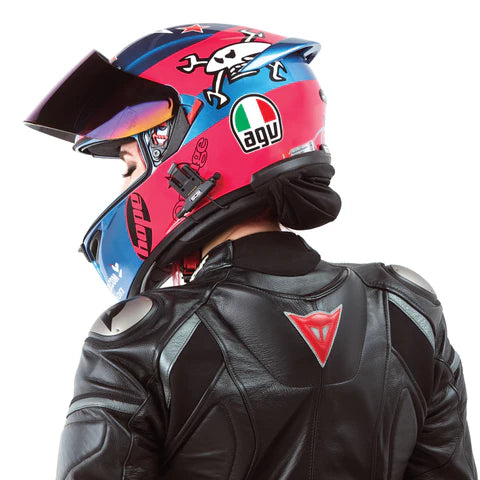 Motorrijder met HIGHTAIL hair protector - lang haar beschermd onder helm
