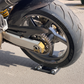 GRANDPITSTOP Groller Large in gebruik onder motorwiel voor kettingonderhoud en smering