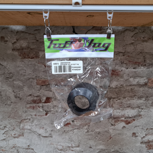 Tuff Jug KTM Adapter in verpakking – zwarte plastic adapter voor ondiepe tanks zoals KTM en GasGas in de winkel