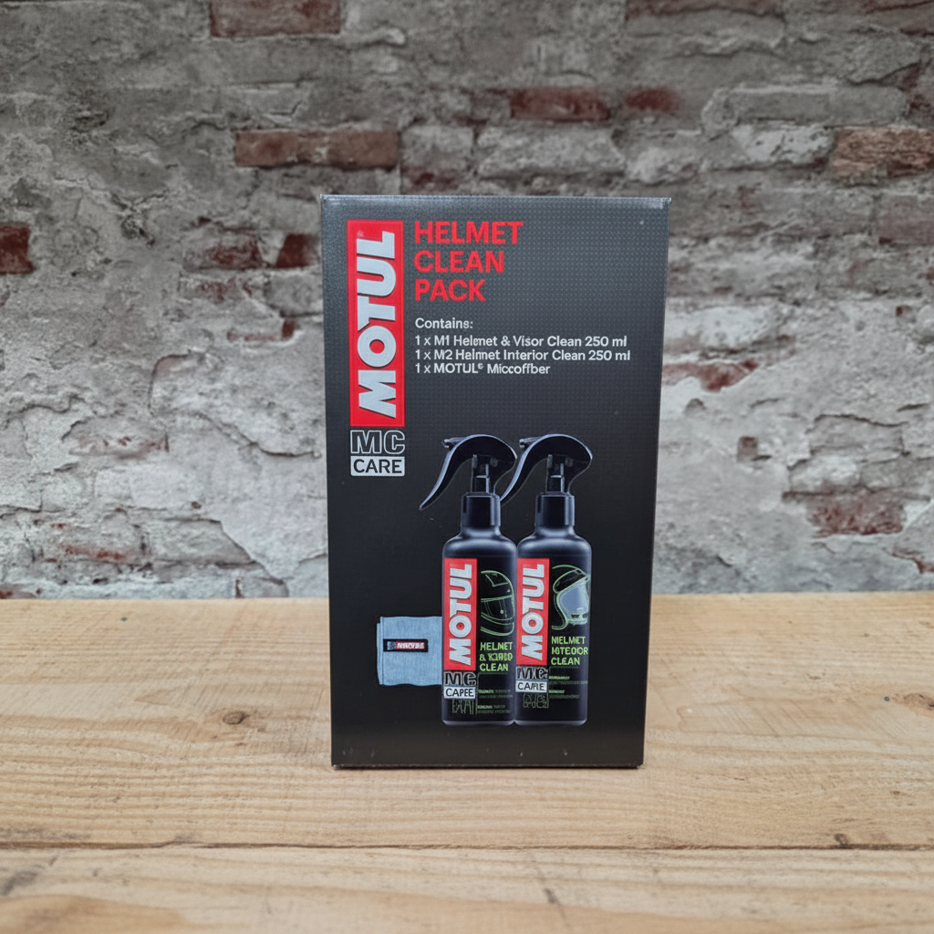 Motul Helmet Clean Pack met M1 vizierreiniger M2 binnenreiniger en microfiberdoek voor motorhelm onderhoud