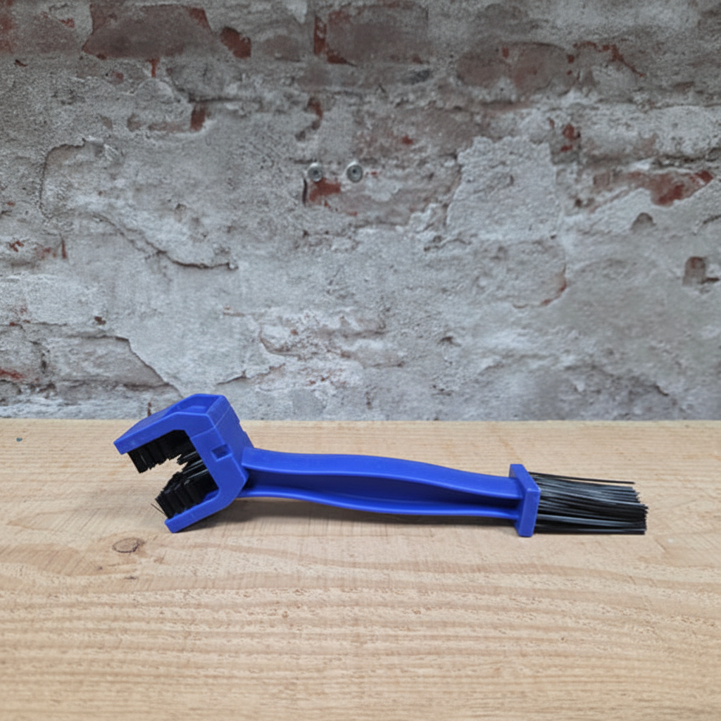 BIKE IT motor kettingborstel blauw met zwarte haren in de winkel
