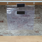 Transparante waterdichte PVC tas met zwart label hangend aan rail met metalen haken