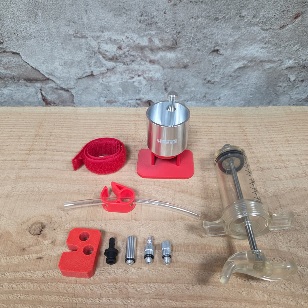 Complete inhoud Supersonic Parts minerale olie bleed kit - trechter, spuiten, adapters en ontluchtingsblok voor hydraulische remmen