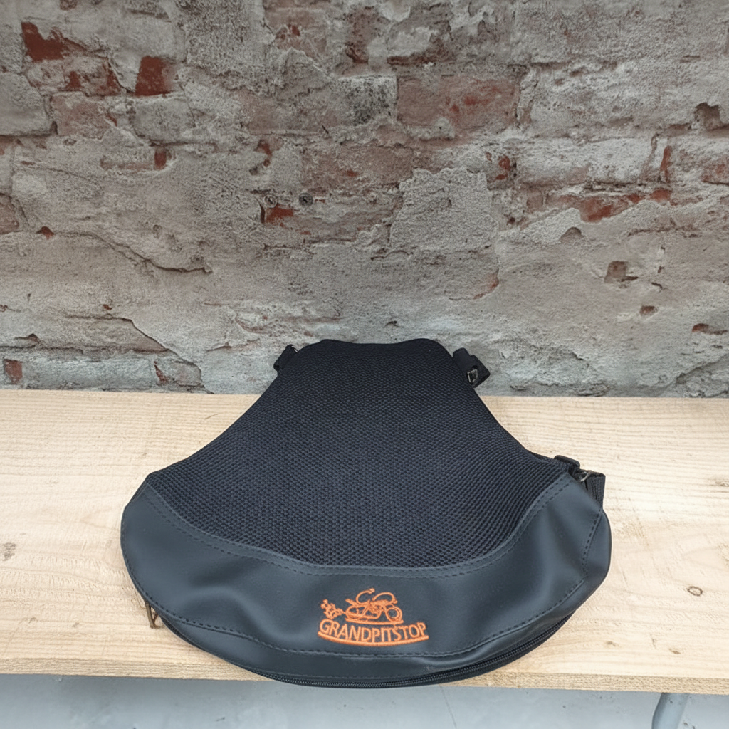 GRANDPITSTOP Air Comfy Seat Basic Sport – bovenaanzicht mesh oppervlak met oranje logo